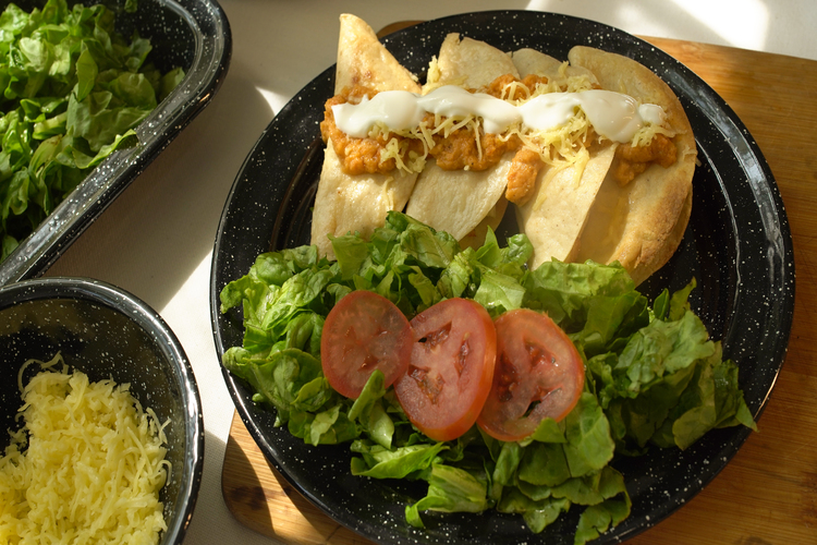 Tacos dorados ahogados en salsa roja CINSA